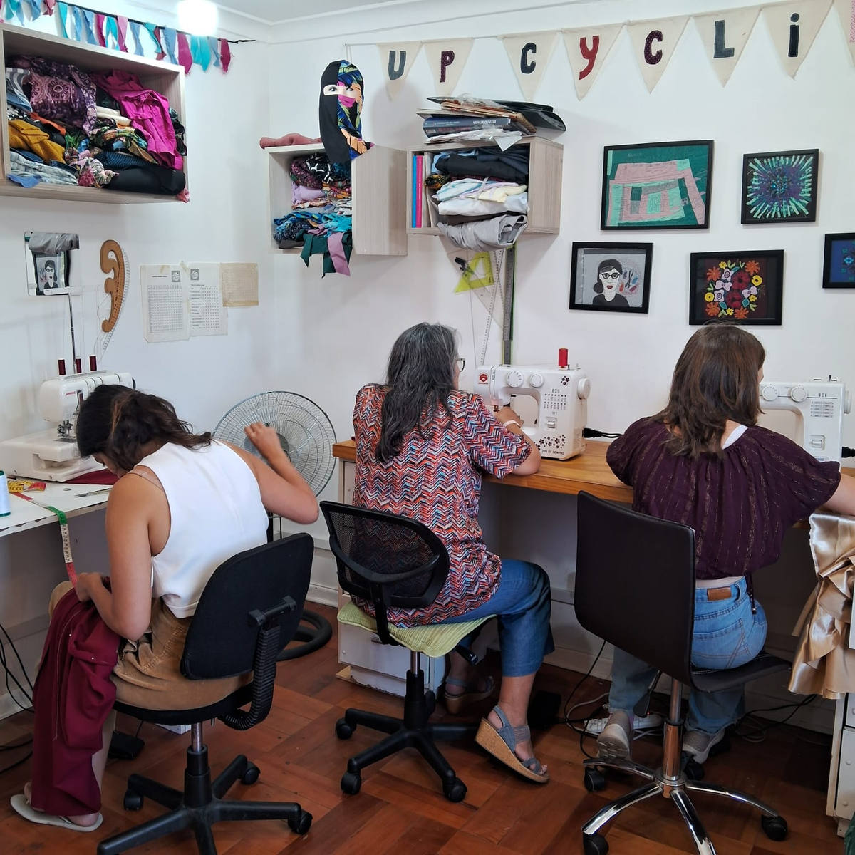 Clase grupal de costura