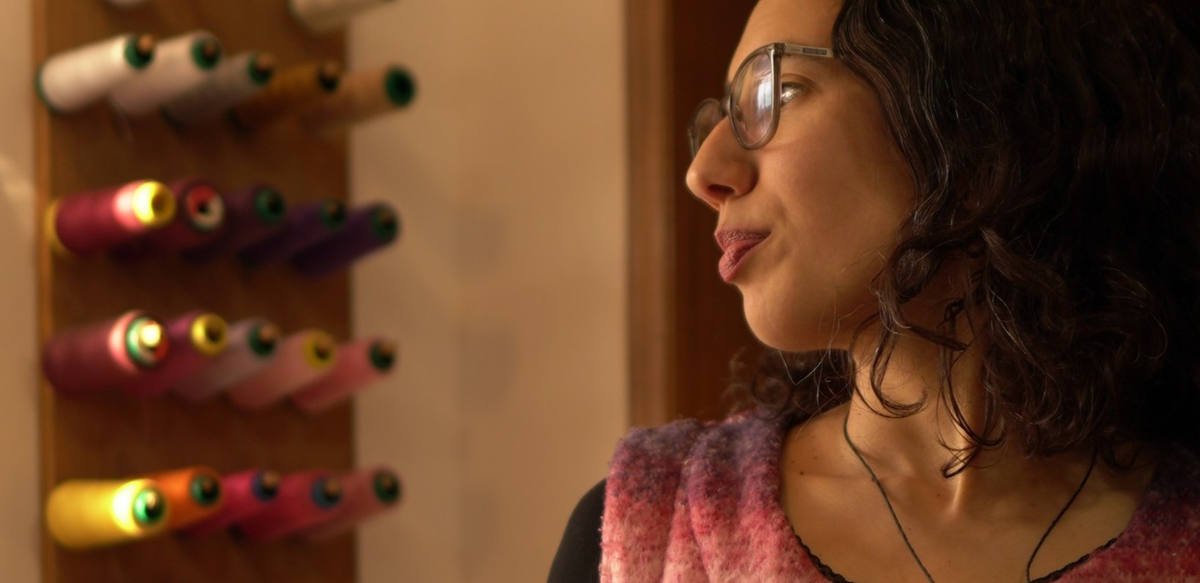 Daniela en su taller, junto a los hilos